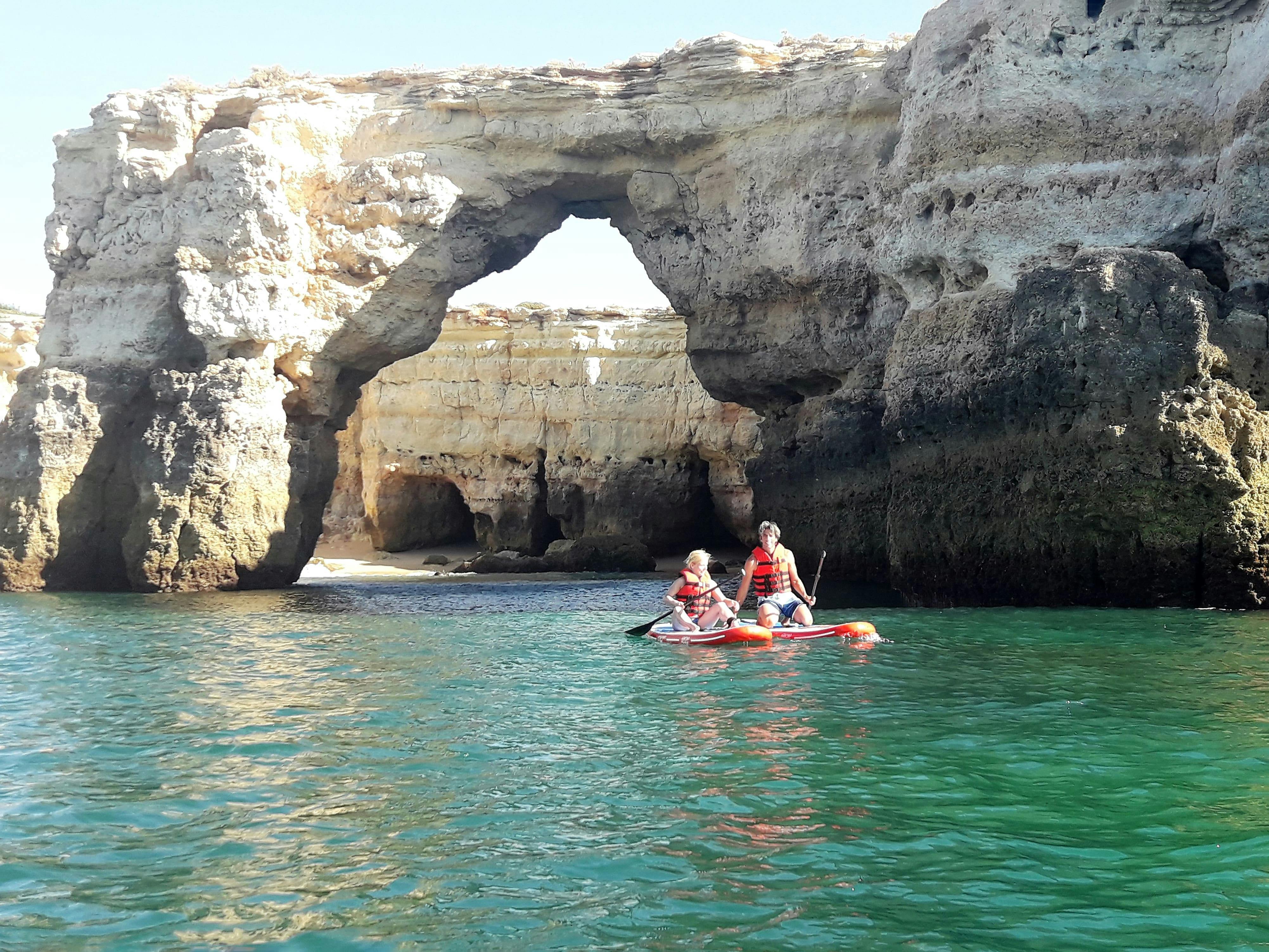 Billet pour les grottes et falaises de Praia Arrifes en stand-up paddle