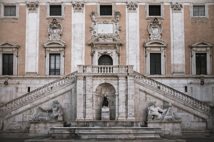 Beauty and history private photo tour in Rome