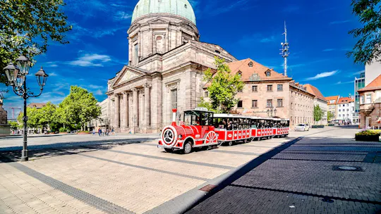 Nürnberg Stadtrundfahrt mit der Bimmelbahn Abfahrt vom Schönen Brunnen