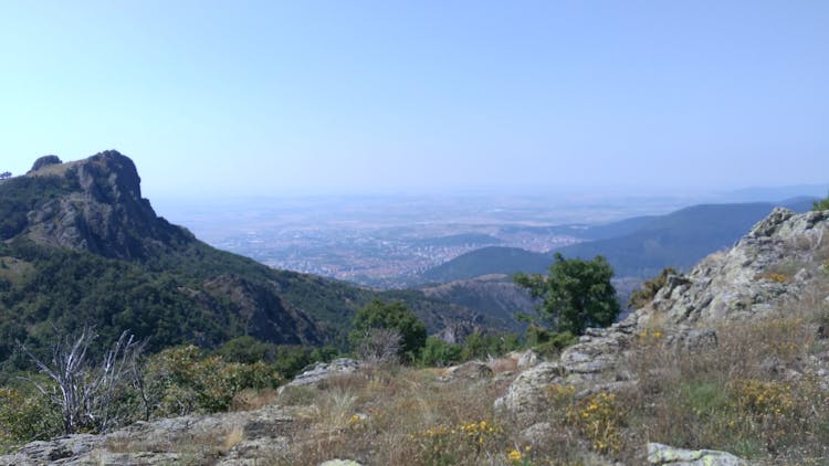Self-guided hiking tour to The Ring in Halkata
