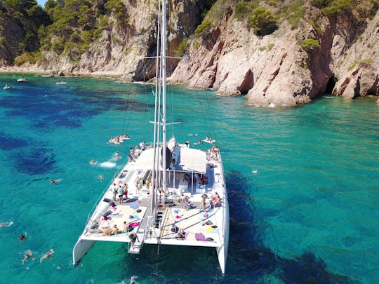 Paseo en catamarán para grupos en la Costa Brava