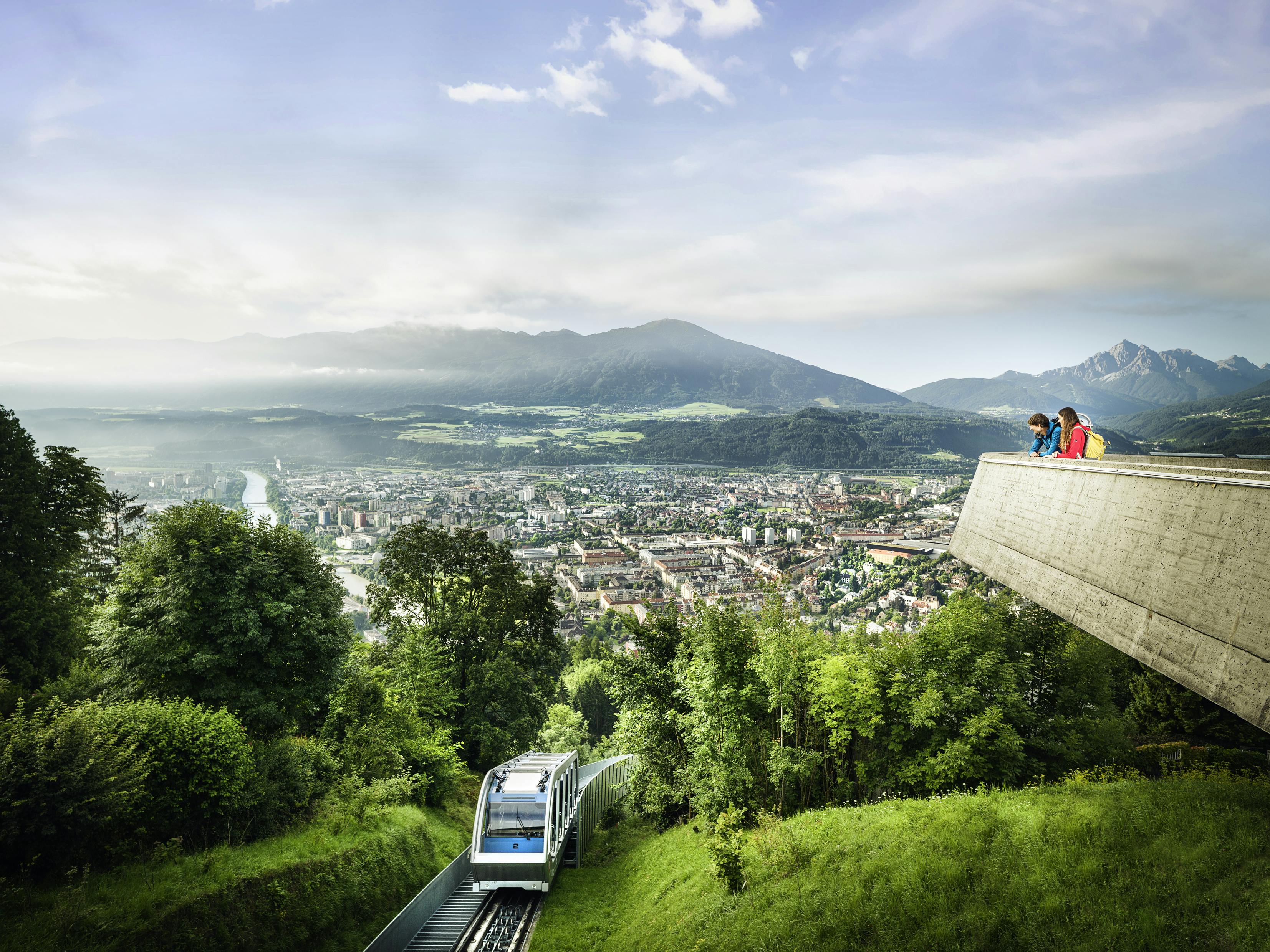 Viagem de ida e volta de funicular de Innsbruck a Hungerburg
