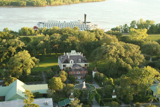 Houmas House estate and gardens and Great River Road museum tour combo
