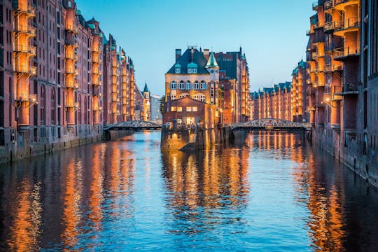 Abendliche Fahrt durch den beleuchteten Hamburger Hafen