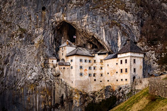 Tour privato di mezza giornata delle Grotte di Postumia e del Castello di Predjama
