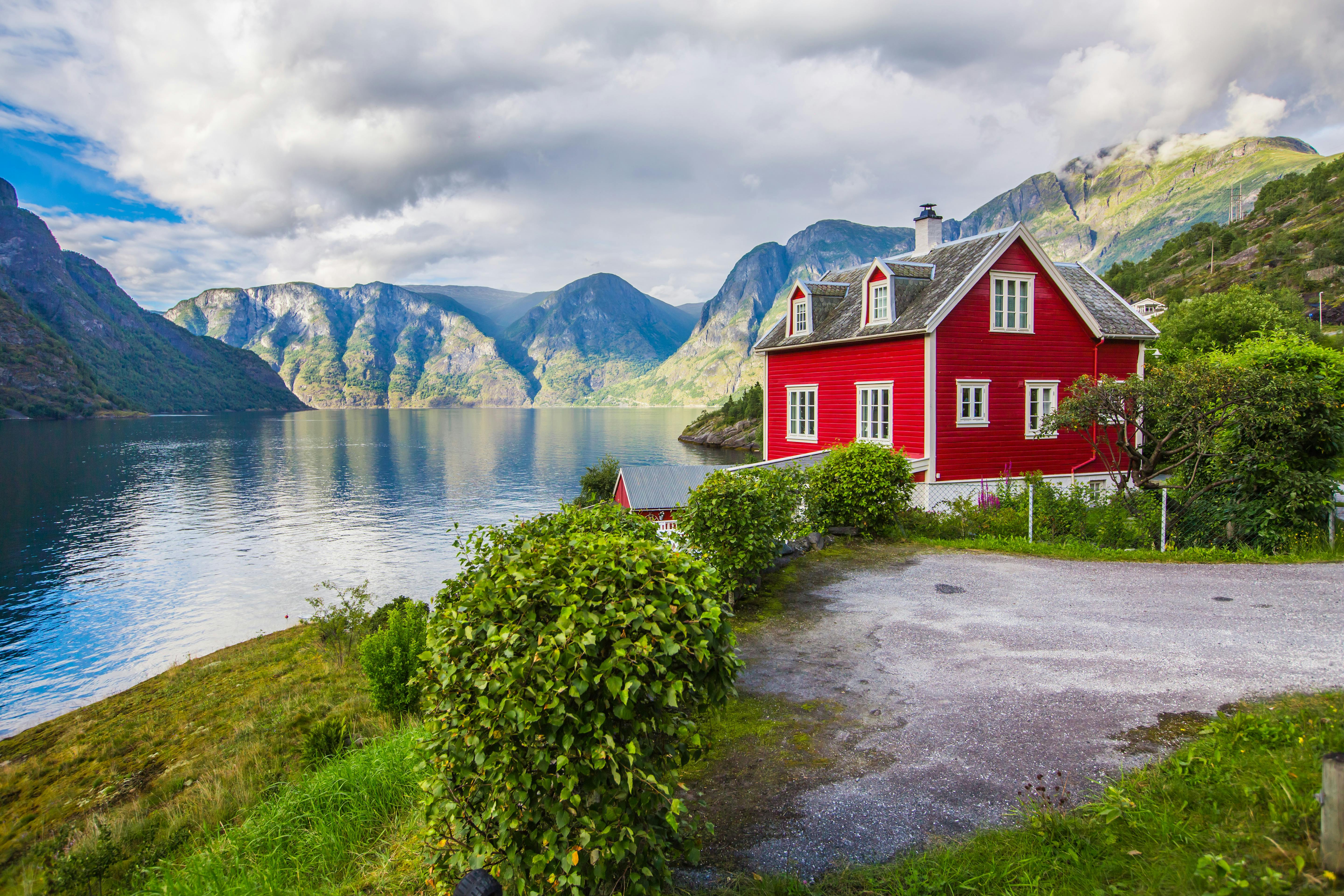 Норвегия. Норвегия фьорды и домики. Фьорд Норвегия красный домик. Согнефьорд Норвегия фото. Дом на фьорде в Норвегии.