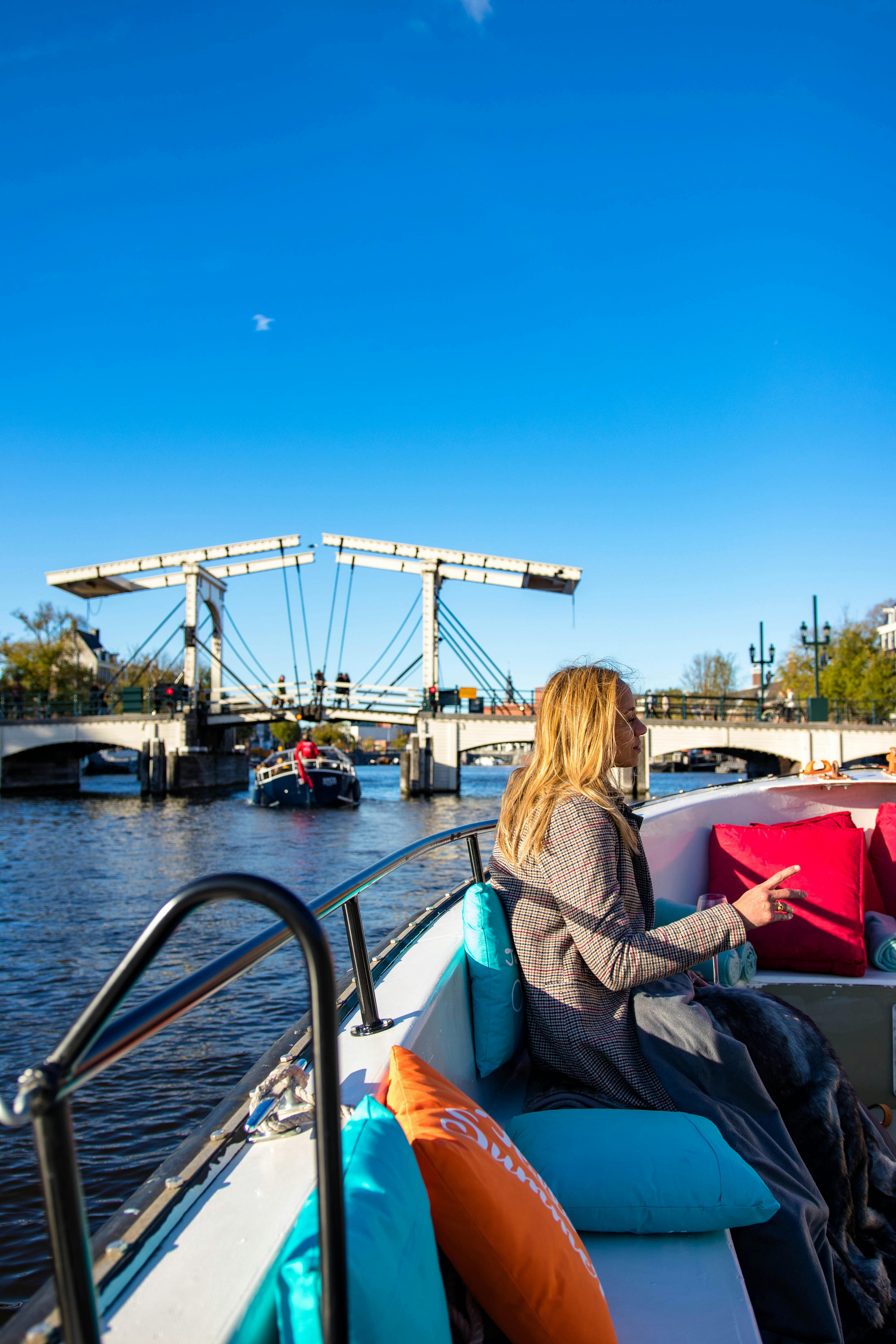 Cómodo y divertido paseo en barco por los canales de Ámsterdam