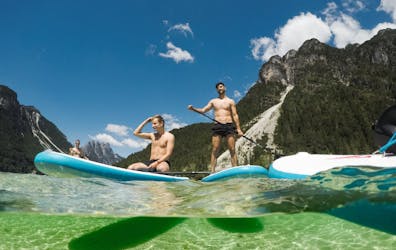 Excursão de stand up paddle no Lago Predil saindo de Bovec