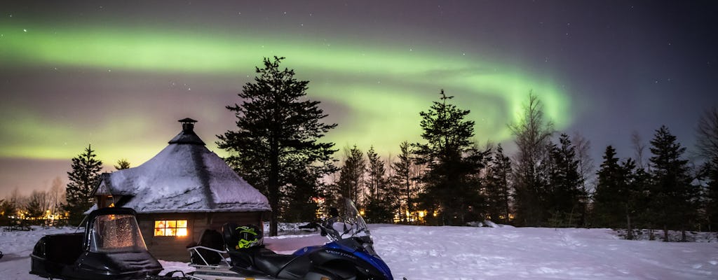 Passeio de trenó na aurora boreal em moto de neve
