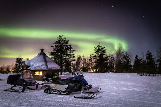 Passeio de trenó na aurora boreal em moto de neve