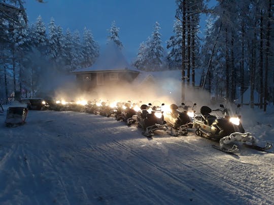 Safari noturno de moto de neve em Rovaniemi