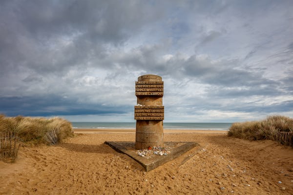 Praias do Dia D da Normandia com Juno Beach, bunkers e cemitério canadense saindo de Paris