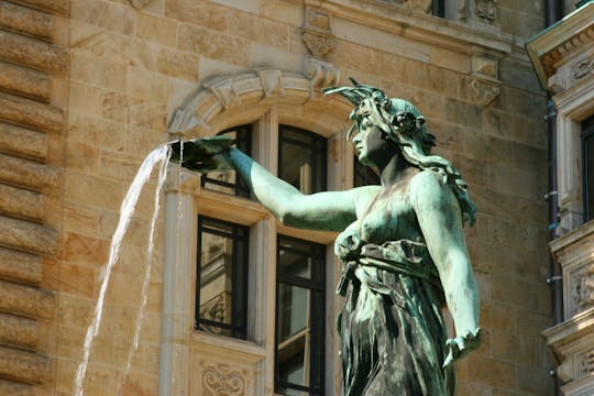 Historical women's tour through Hamburg's old town