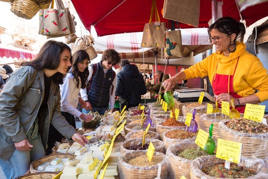 Visita al mercado de Ortigia con degustación de comida callejera