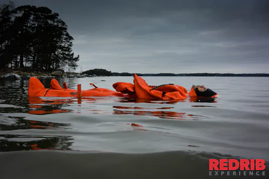 Experiência de flutuação com fatos de sobrevivência