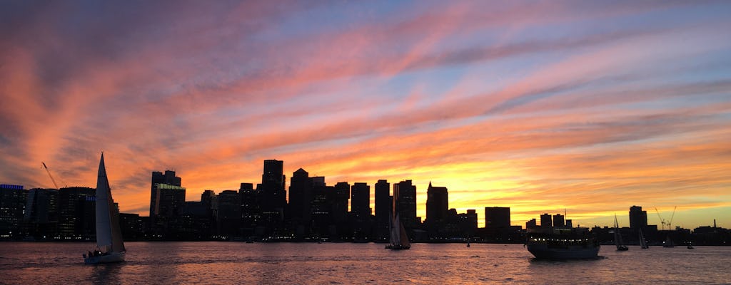 Cruise bij zonsondergang met een noorderlichtjacht in Boston