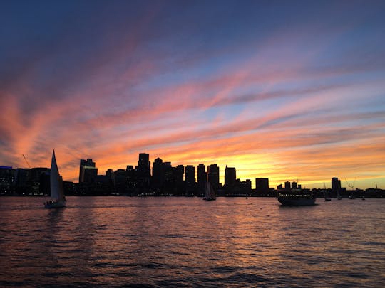 Cruzeiro de iate na aurora boreal ao pôr do sol em Boston