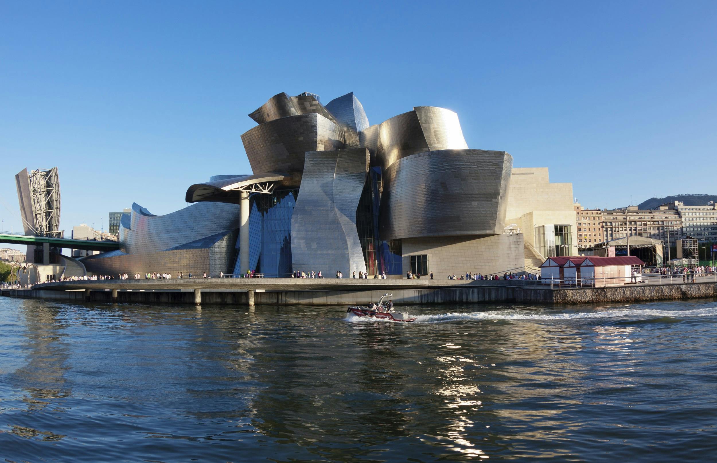 Bezoek aan het Guggenheim Museum in Bilbao in het Spaans
