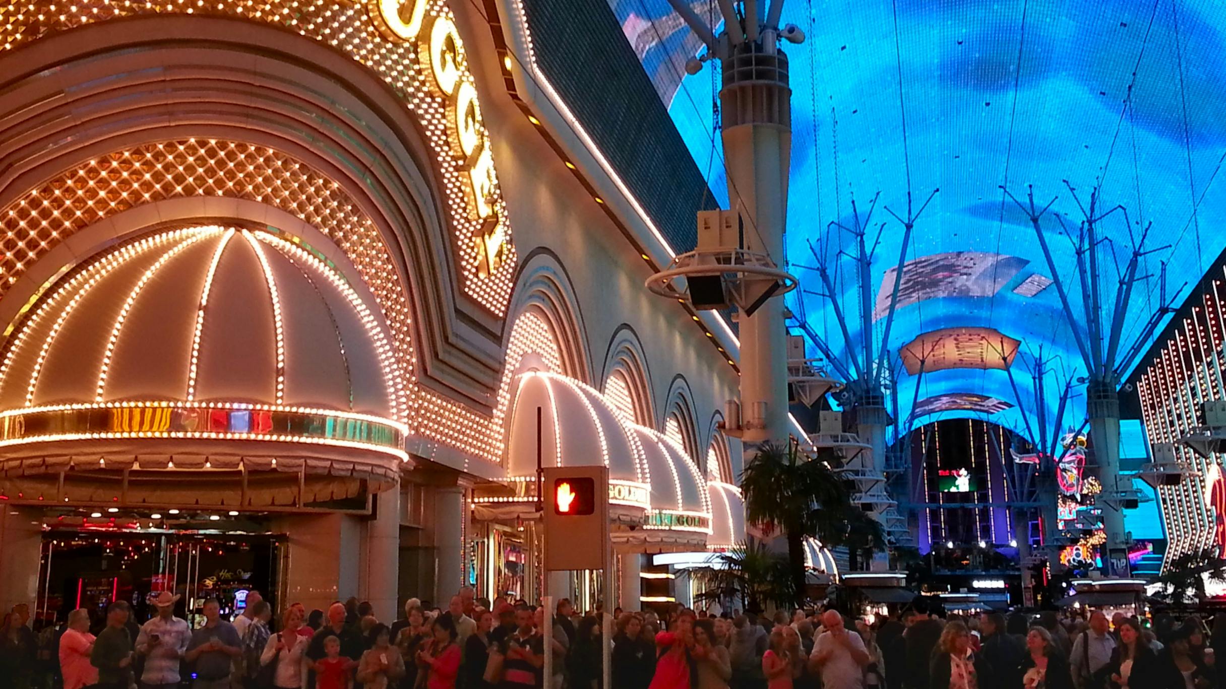 Fremont Street no centro de Las Vegas à noite