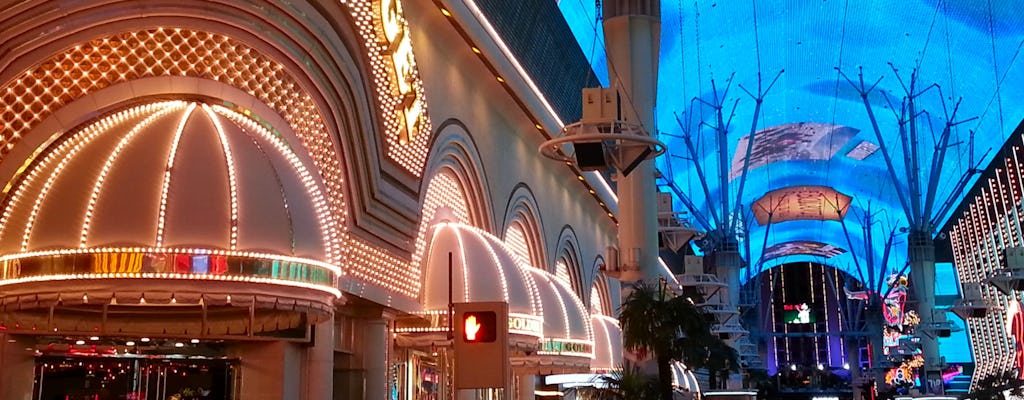 Fremont Street in der Innenstadt von Las Vegas nach Einbruch der Dunkelheit