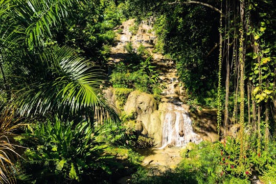 Passeio pelas Cataratas de Konoko e Blue Hole