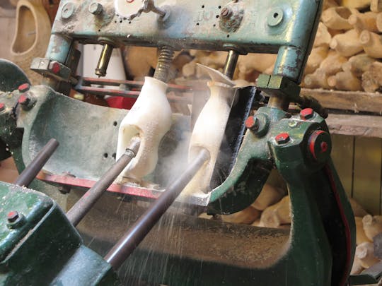 Laboratorio di zoccolatura e tour del formaggio