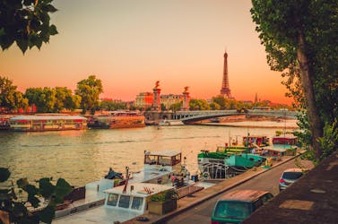 Romantic dinner-cruise on the Seine river