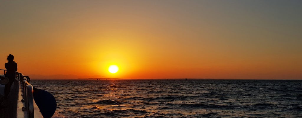 Bootsfahrt bei Sonnenuntergang & Stadtrundfahrt