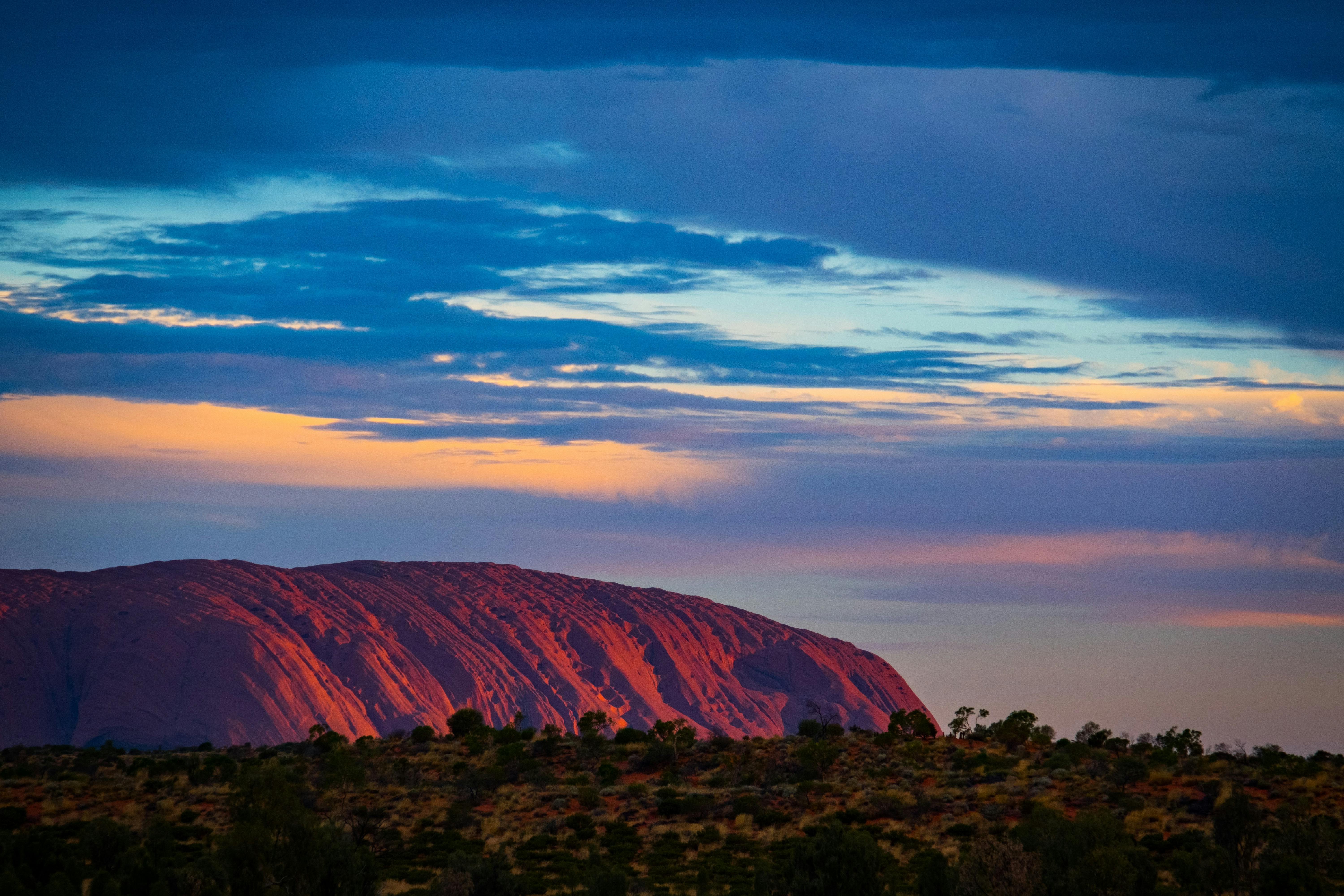 Heilige Stätten des Uluru und Sonnenuntergang mit Grill