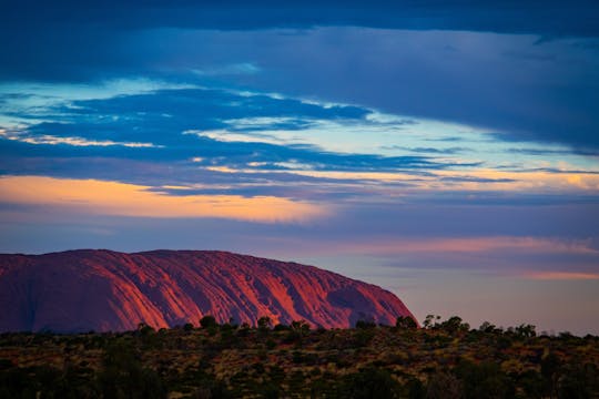 Uluru heilige plaatsen en zonsondergang met barbecue