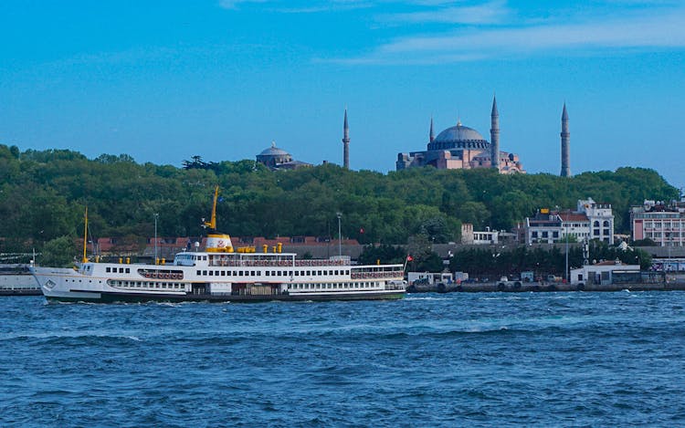Bosphorus boat tour and audio guide app