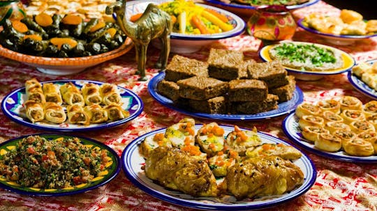 Kochen und essen Sie mit einer einheimischen Familie in Aqaba