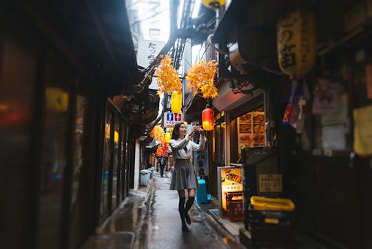 Visite gastronomique de Shinjuku Golden Gai en espagnol