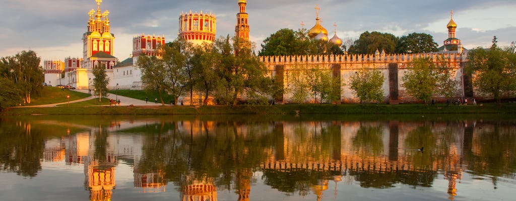 Besichtigung des antiken Kreuzgangs des Nowodewitschi-Klosters und seiner Nekropole von Moskau aus
