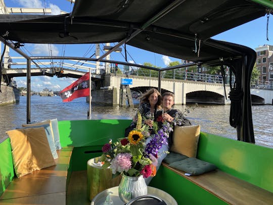 Cruzeiro privado em um pequeno barco pelos canais de Amsterdã