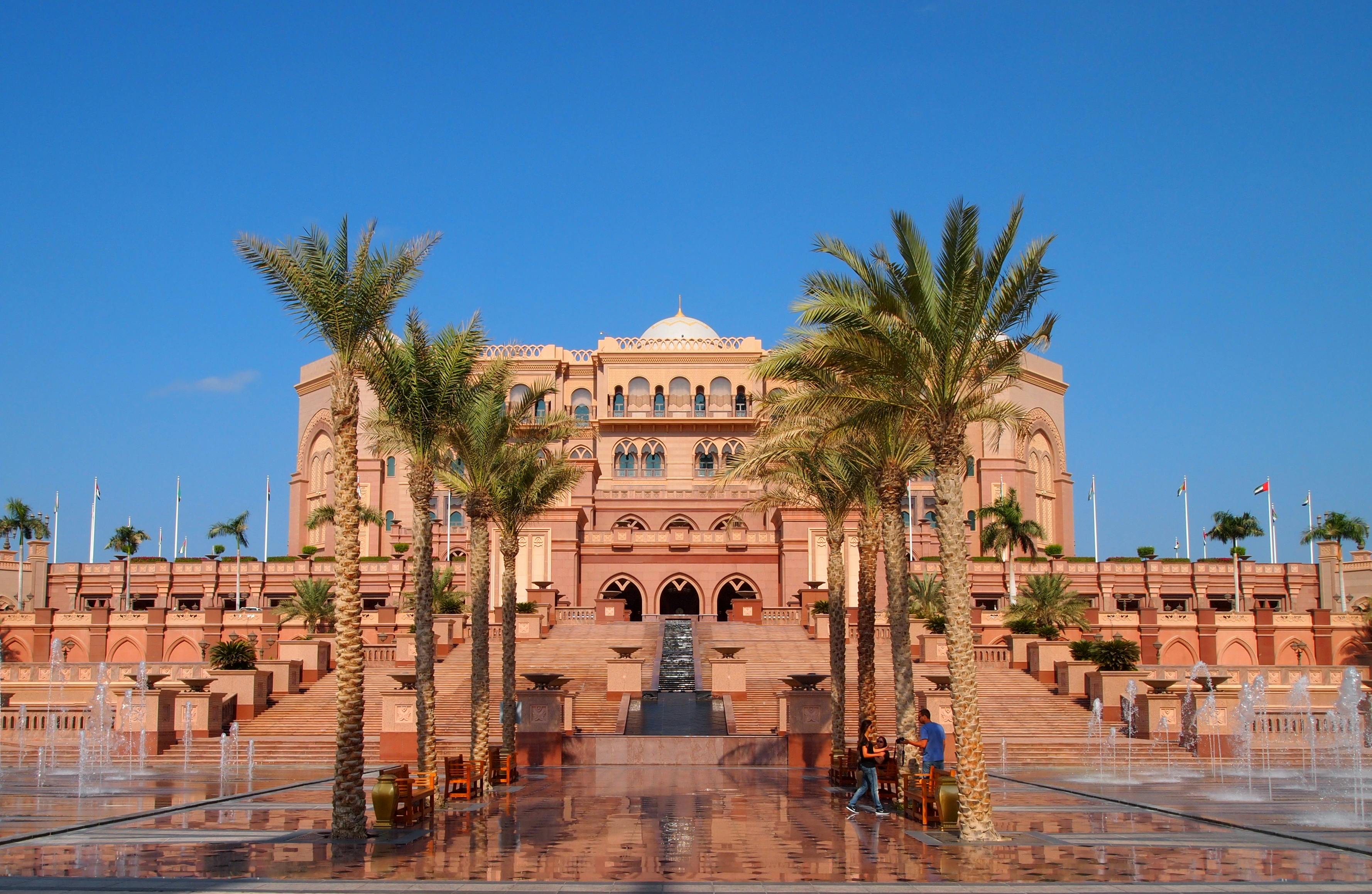 Abu Dhabi city tour and coffee at Emirates Palace from Dubai Musement