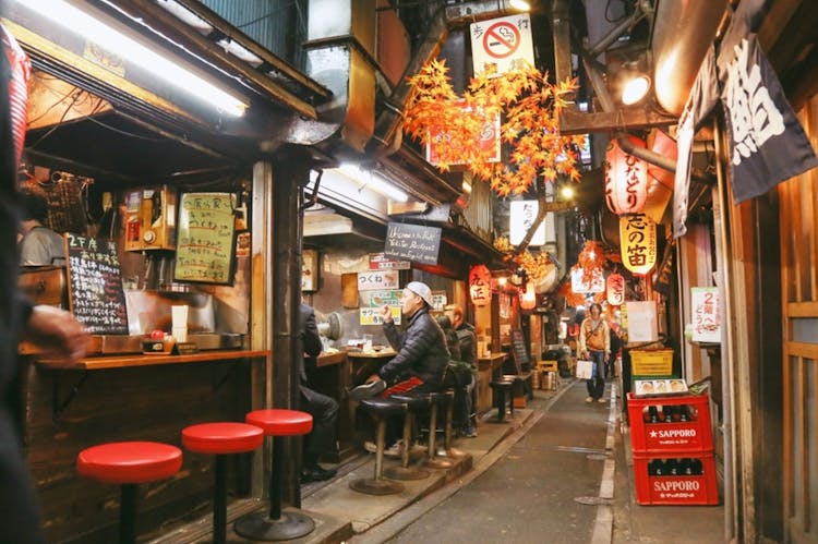 Shinjuku Golden Gai food tour in Spanish
