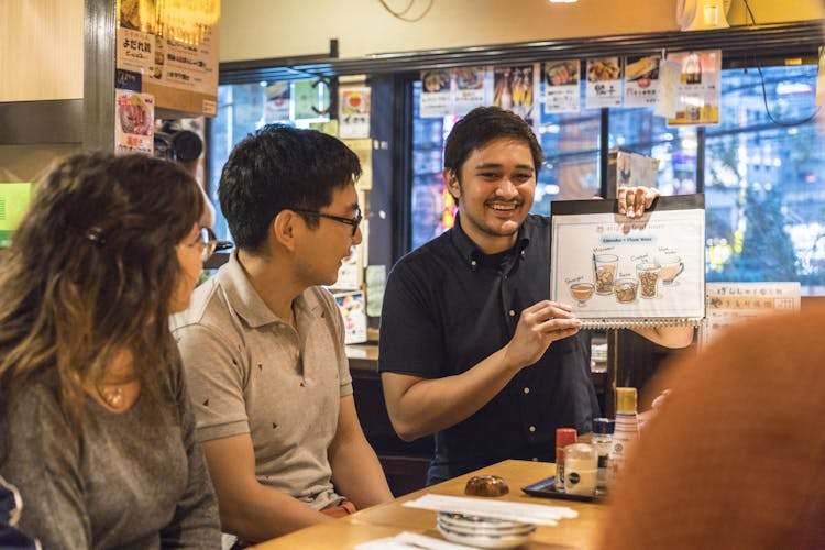 Shinjuku Golden Gai food tour in Spanish