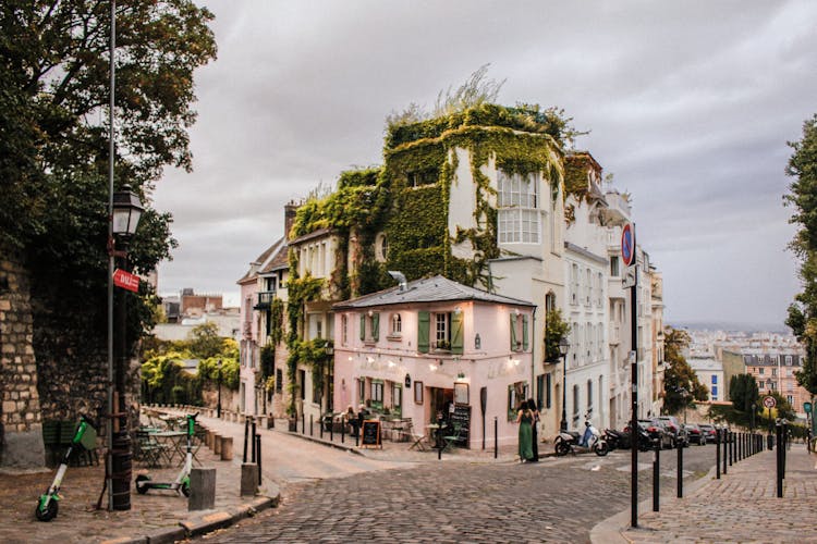 Montmartre self-guided audio tour on the secret stories of Paris