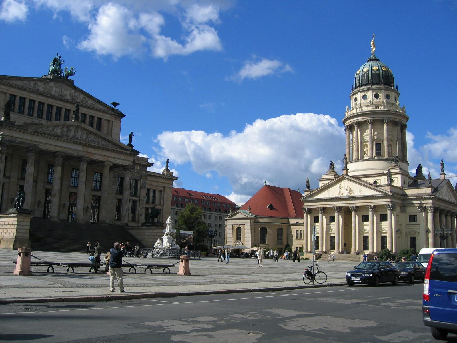 Private guided driving tour through Berlin