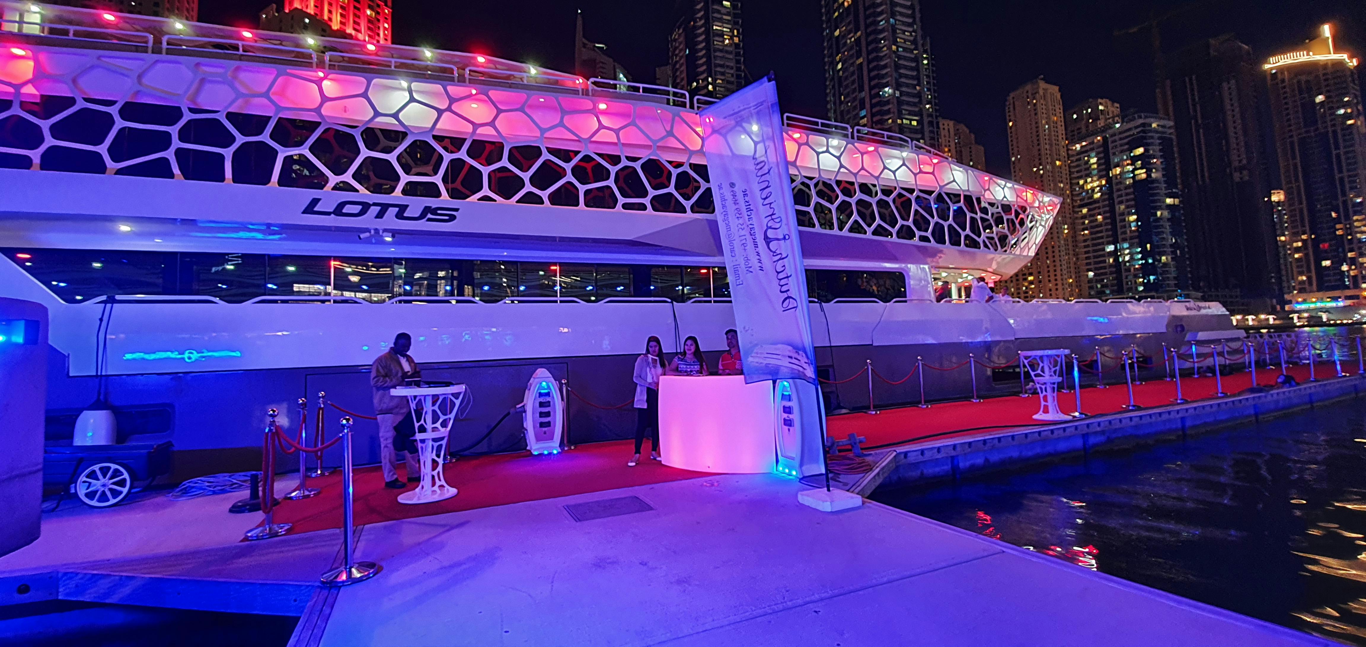 Boottocht met diner op een jacht rond Dubai Marina