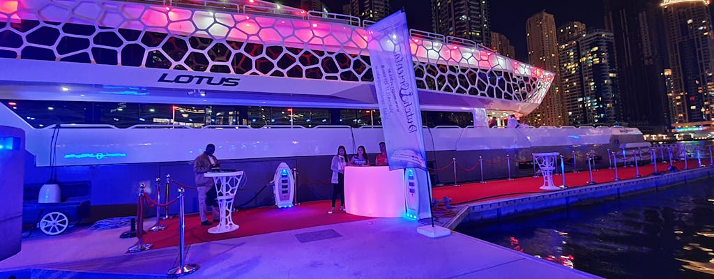 Yacht dinner cruise around Dubai Marina