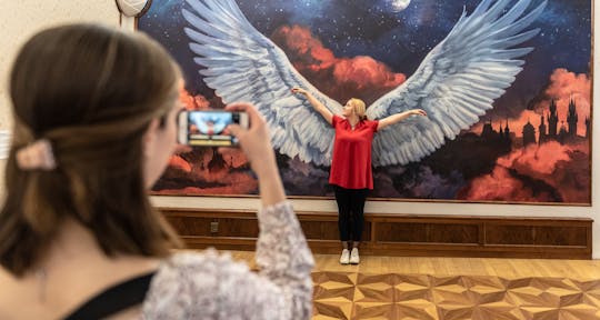 Вход в иллюзию художественного музея Праги с видом на астрономические часы