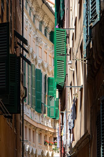 Tour of Genoa and the history of blue jeans