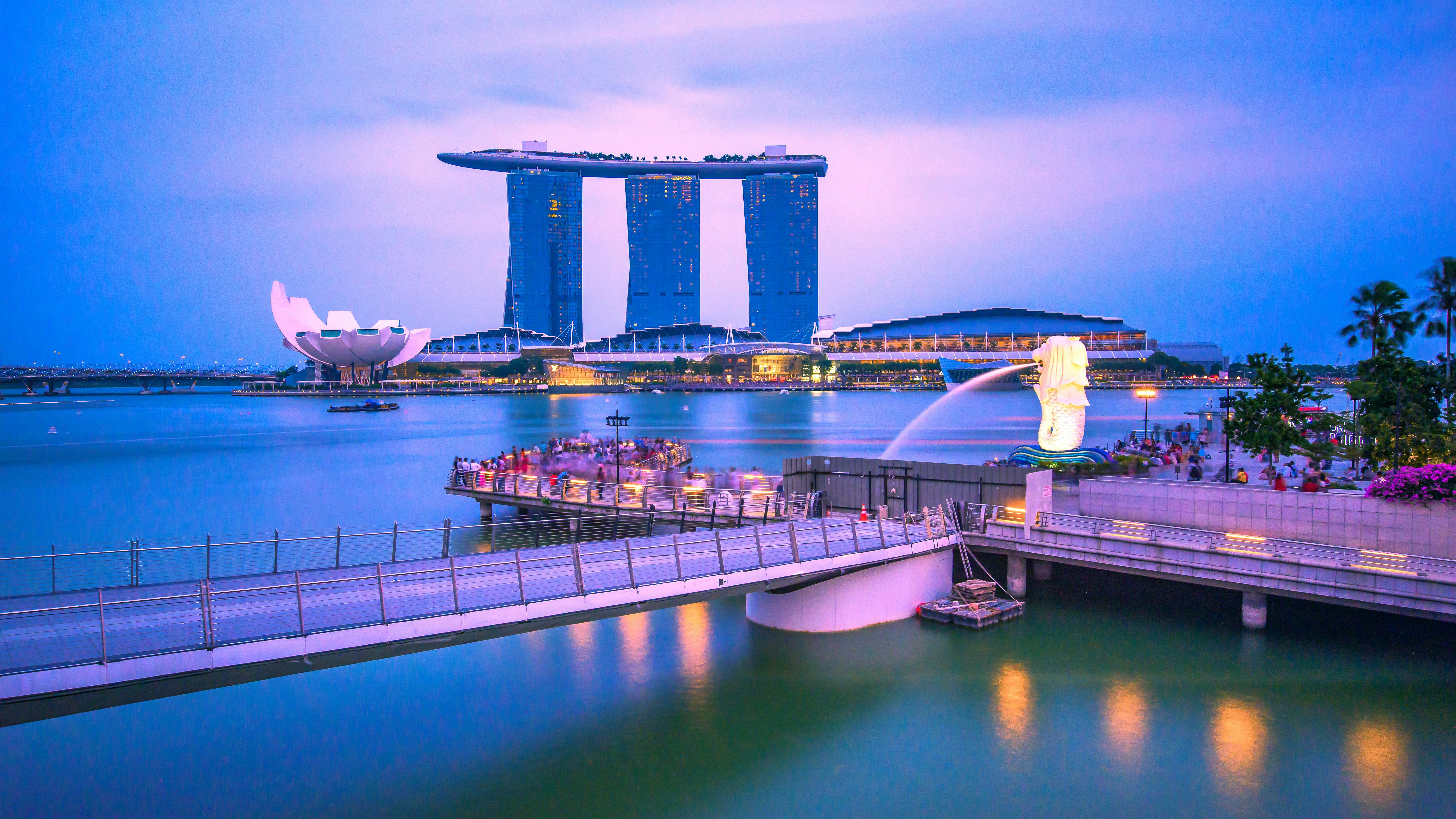 Lujoso crucero al atardecer en Singapur en catamarán