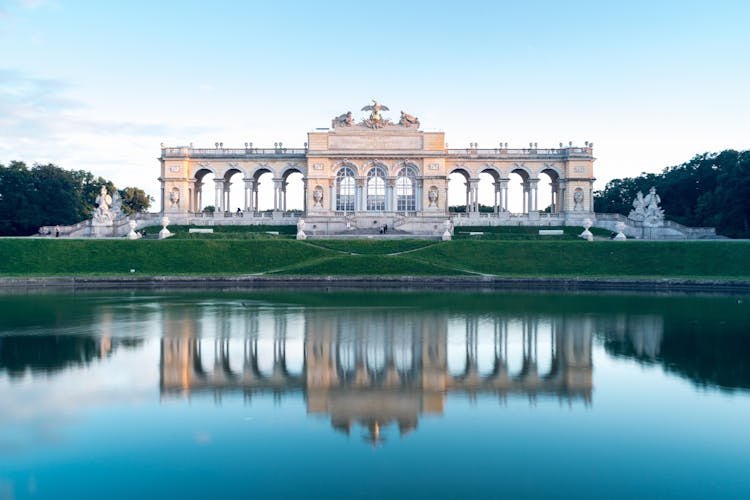 Schönbrunn Palace guided tour with a friendly historian