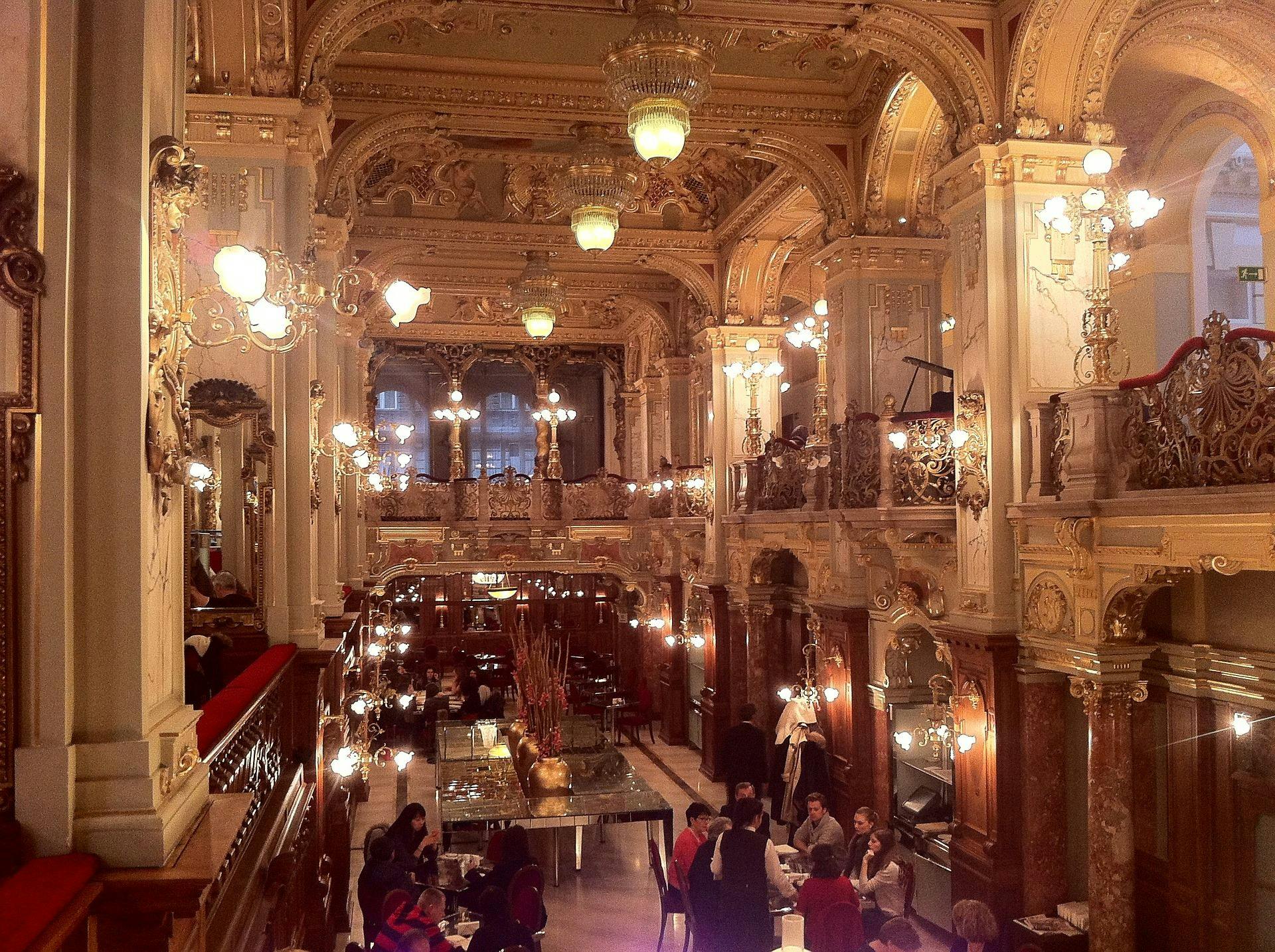 Paseo por cafeterías con un historiador: una excursión a través de la literatura y la historia de Budapest