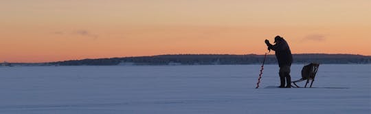 Experiência de pesca no gelo guiada em Luleå