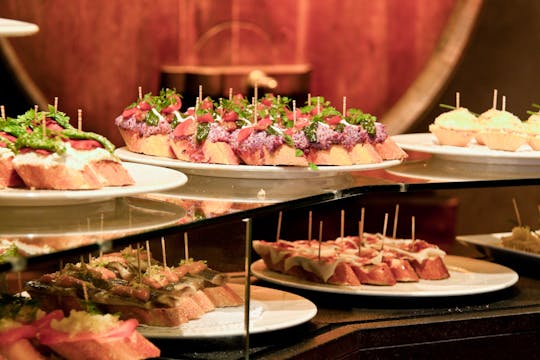 Clase de cocina tradicional en una sociedad gastronómica