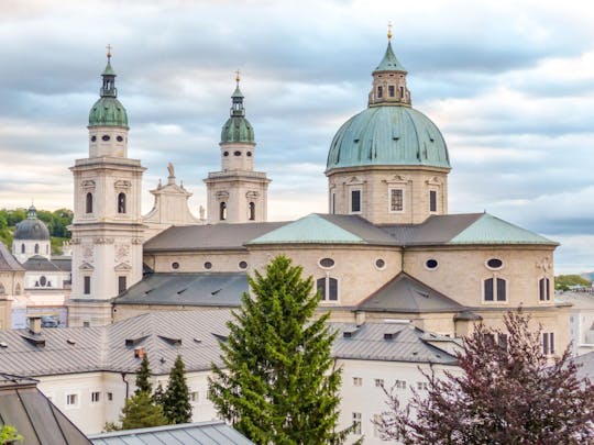 Der Klang von Musik und Kultur geht mit einem Einheimischen in Salzburg spazieren